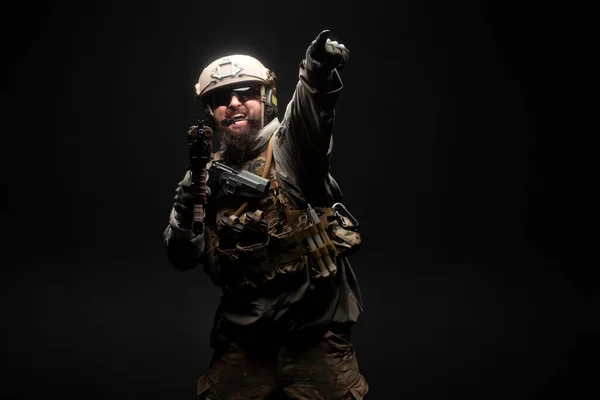 Retrato Soldado Las Fuerzas Especiales Uniforme Con Arma Contra Fondo —  Fotos de Stock