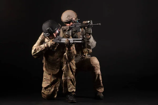 Exército América Dois Soldados Equipamento Militar Com Armas Estão Fundo — Fotografia de Stock