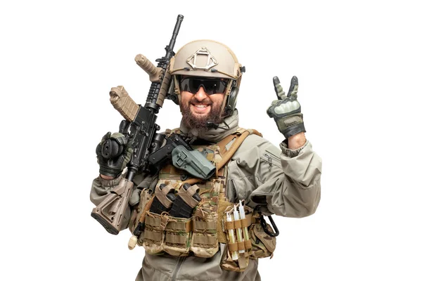 軍事装備と武器を持つ兵士は白い孤立した背景に平和の兆候を示し レンジャーは笑顔 特殊部隊の肖像画 — ストック写真