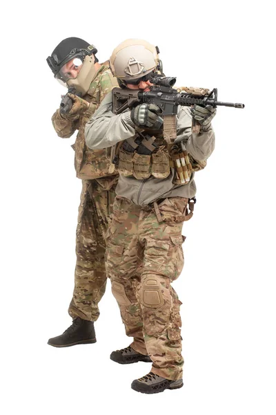 美国特种部队 两名拿着武器的士兵在一个白色孤立的背景下袭击 美国陆军的目标和射击 — 图库照片