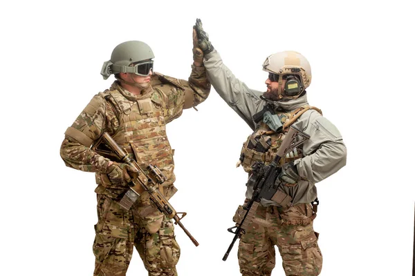 アメリカ特殊部隊だ 白い隔離された背景に武器を持つ軍事装備の2人の兵士 米国陸軍は成功を喜びます — ストック写真