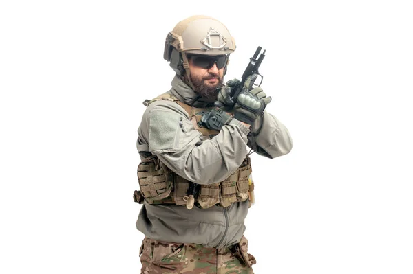 白い孤立した背景に銃とナイフを持つ軍事装備のアメリカのレンジャー 武器を持つ特殊部隊兵士の肖像画 — ストック写真