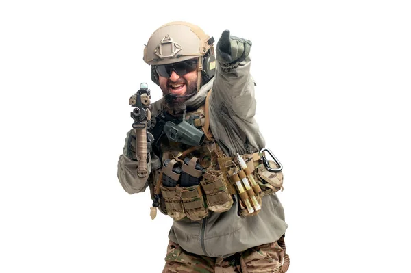 Amerikaanse Soldaat Uniform Met Een Geweer Aanvallen Een Witte Geïsoleerde — Stockfoto