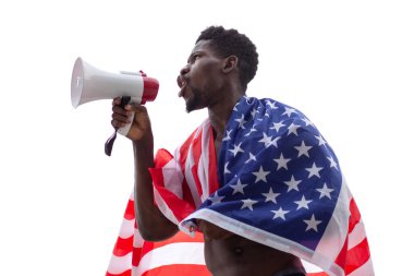 ABD bayrağı protestolarına katılan Afro-Amerikan bir adam beyaz soyutlanmış arka planda saldırganlık diye bağırıyor. Grevdeki aktivist adam, siyahların hayatı kavram meselesi.