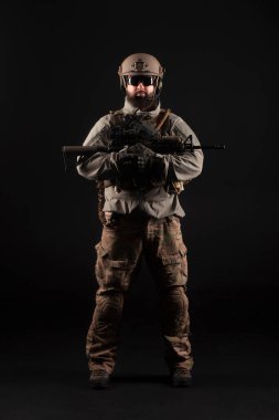 Askeri üniformalı özel kuvvetlerin gece vakti silahlı portresi. Seçkin birlikler görev başında. Karanlık bir geçmişe karşı teröristler.