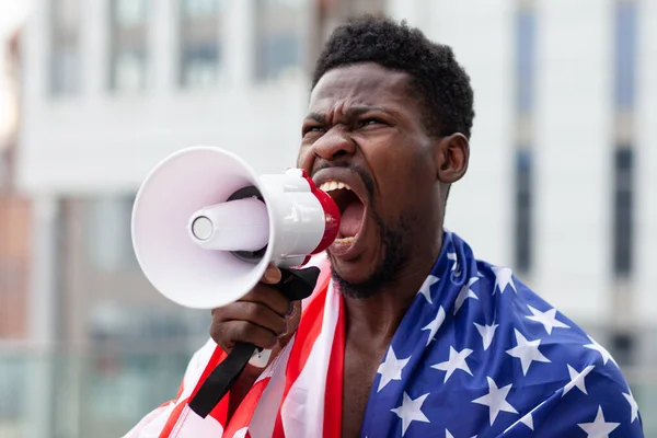 Homem Americano Africano Com Eua Bandeira Protestos Gritos Megafone Mostra — Fotografia de Stock