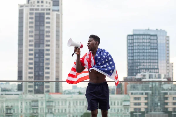 Афроамериканець Американським Прапором Кричить Мегафон Протестує Проти Тла Міста Чорна — стокове фото