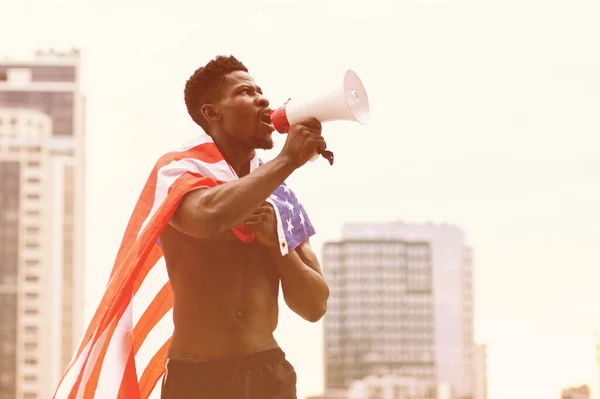 Homem Afro Americano Com Bandeira Dos Eua Grita Megafone Protesta — Fotografia de Stock