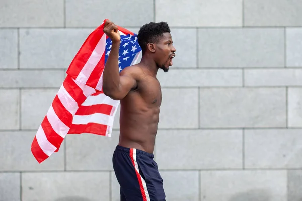 Афроамериканський Чоловік Прапором Сша Протести Крики Демонструють Агресію Вулиці Активіст — стокове фото