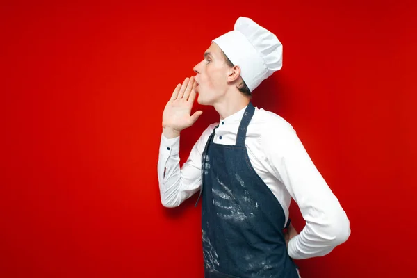 Joven Chef Uniforme Grita Lado Sobre Fondo Rojo Aislado Trabajador — Foto de Stock