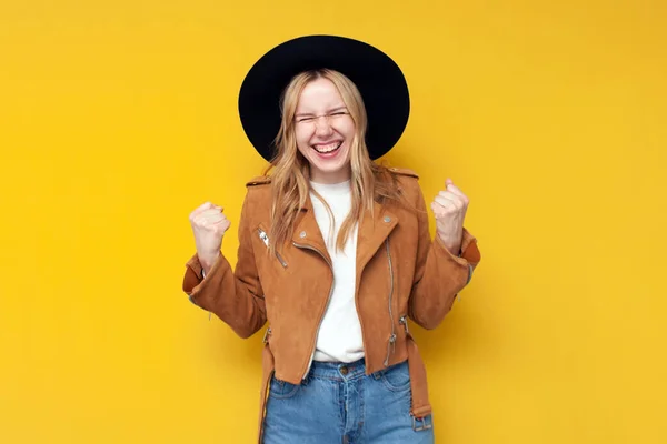 Ung Flicka Höst Kläder Jublar Seger Gul Isolerad Bakgrund Vacker — Stockfoto