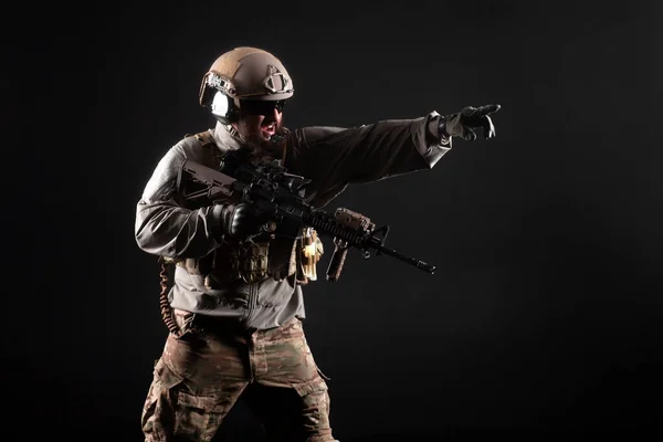 夜の武器と軍事制服を着た特殊部隊の肖像 行動中のエリート部隊 暗い背景に対するテロに対抗する — ストック写真