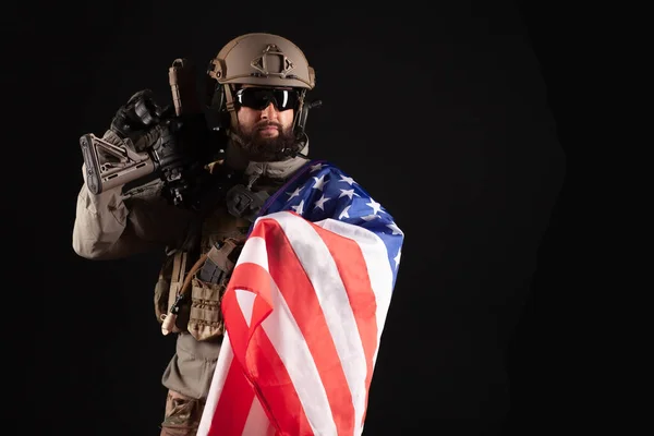 Amerikas Armé Soldat Militär Utrustning Med Pistol Håller Usa Flaggan — Stockfoto