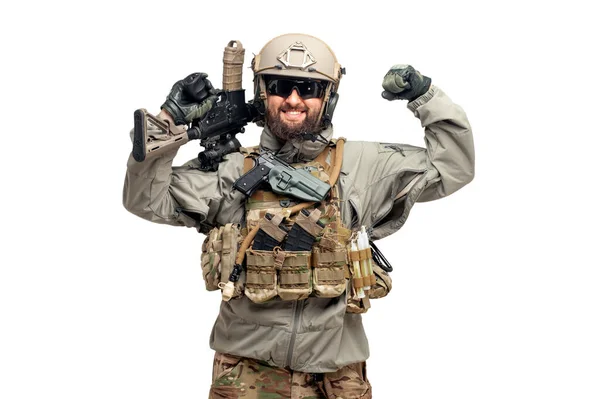 Soldat Militäranzug Mit Gewehr Lächelt Und Zeigt Stärke Auf Weißem — Stockfoto