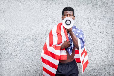 Siyahların hayatları önemlidir. Amerika bayrağı protestoları ve bağırışları olan agresif Afrikalı Amerikalı adam, Amerika 'nın vatansever eylemcisi isyan etti, uzayı kopyaladı.