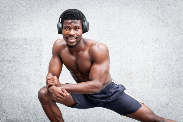 Africký Americký Atletický Chlap Trénink Venku Proti Zdi Pozadí Muž — Stock fotografie