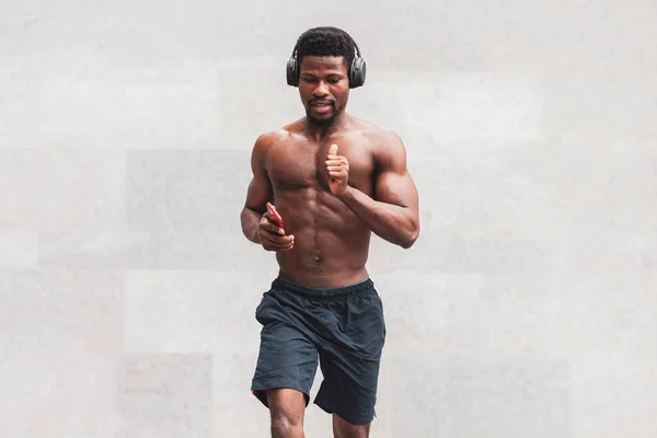 Afro Americano Cara Com Corpo Esportivo Corre Para Frente Ouve — Fotografia de Stock