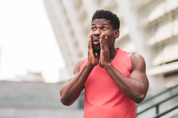 Förvånad Afrikansk Amerikansk Kille Chockad Utomhus Staden Sommaren Chockad Man — Stockfoto