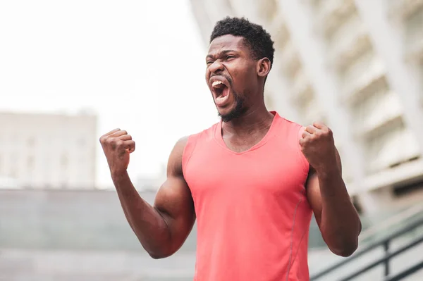 Агресивний Афроамериканський Хлопець Кричить Відкритому Повітрі Літньому Місті Роздратований Чоловік — стокове фото