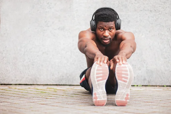 Afroameričtí Atletici Chodí Ven Sport Bez Trička Zdi Atlet Sluchátkách — Stock fotografie