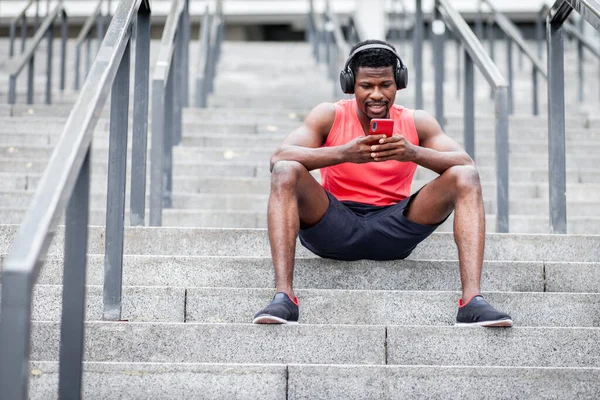 Afro Americano Atlético Cara Escuta Música Fones Ouvido Sem Fio — Fotografia de Stock