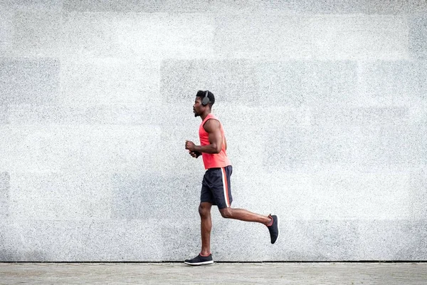 Afro Americano Cara Corredor Corre Rápido Para Frente Contra Fundo — Fotografia de Stock