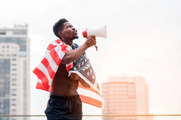 Afro Amerikai Férfi Amerikai Zászló Kiabál Egy Hangszóró Tiltakozásul Fekete — Stock Fotó