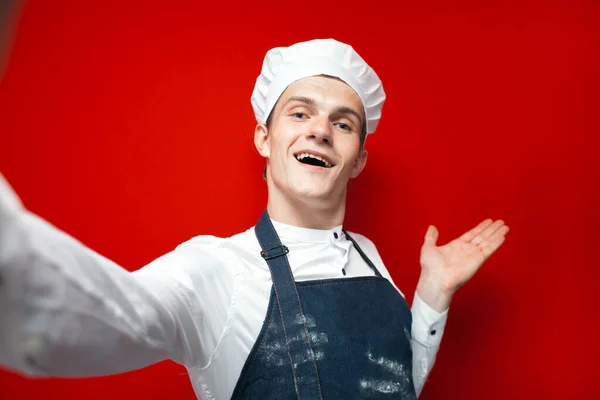 Jovem Chef Uniforme Detém Smartphone Tira Uma Selfie Fundo Vermelho — Fotografia de Stock