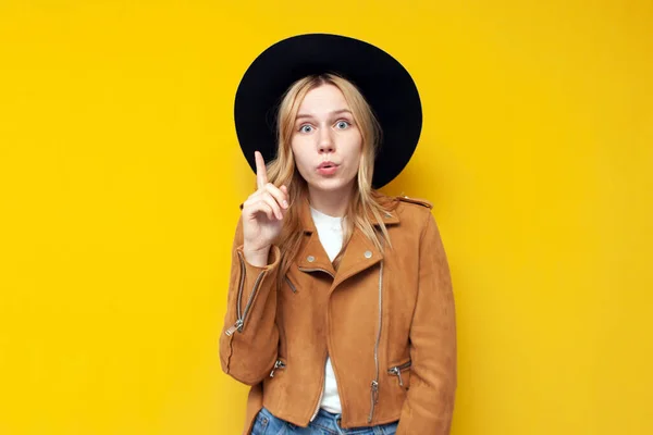 Ung Flicka Fashionabla Höstkläder Visar Idé Gest Gul Isolerad Bakgrund — Stockfoto