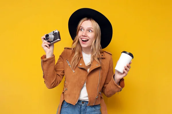 Ung Förvånad Flicka Höst Kläder Håller Kamera Och Kaffe Gul — Stockfoto