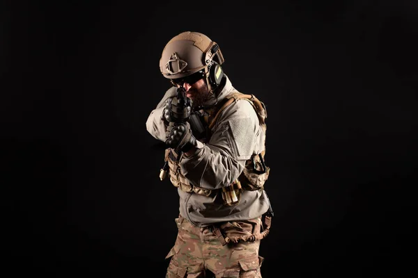 身着军服 夜间携带武器的特种部队画像 精锐部队行动 黑暗背景下的反恐行动 — 图库照片