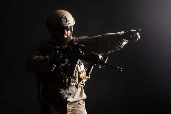 Katonai Különleges Erők Egyenruhában Fegyvertámadással Éjjel Elit Csapatok Bevetés Közben — Stock Fotó