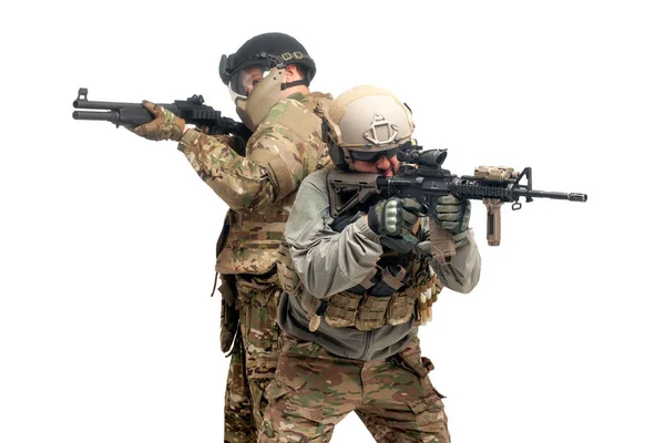 Amerikanische Spezialeinheiten Zwei Soldaten Militärischer Ausrüstung Mit Gewehren Greifen Einen — Stockfoto