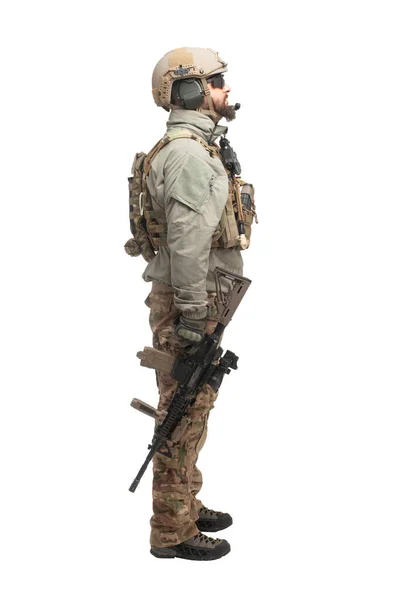 장비를 갖추고 소총을 미국인 경비원은 옆으로 배경에 무기를 군인의 초상화 — 스톡 사진