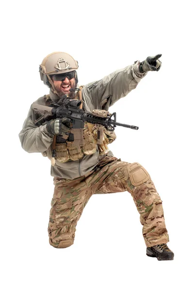 身着军用装备 拿着来复枪的美国护林员 瞄准并射击在一个白色孤立的背景下 一个手持武器的特种部队士兵的肖像 — 图库照片