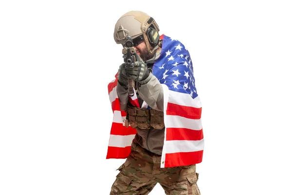 制服を着たアメリカ兵とライフルの狙いとシュート 白い隔離された背景に武器を持つアメリカの旗を持つ特殊部隊の兵士 — ストック写真