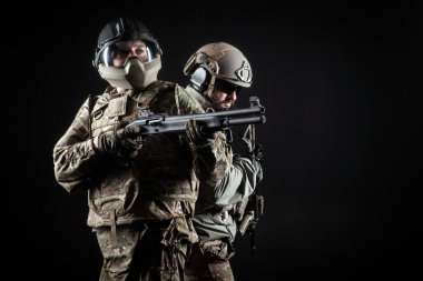 Özel harekatta gece vakti silahlı iki asker, karanlık bir geçmişe karşı özel kuvvetler, seçkin birlikler, hava yumuşak takımı.