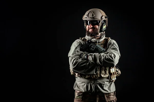 Retrato Soldado Positivo Uniforme Militar Comando Está Sorrindo Fundo Preto — Fotografia de Stock