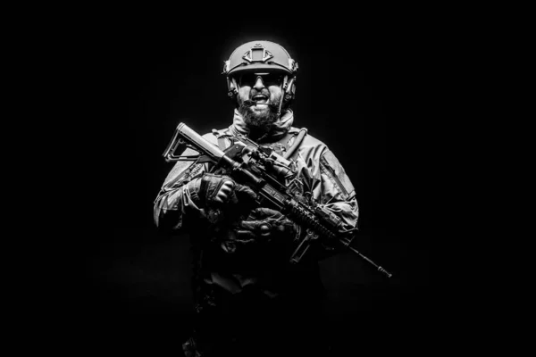 Üniformalı Kızgın Bir Asker Gece Yarısı Bir Tüfek Çığlığı Siyah — Stok fotoğraf