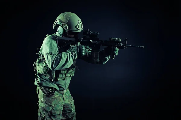 Specialstyrkor Attack Soldat Uniform Med Ett Gevär Aktion Amerikansk Skogvaktare — Stockfoto