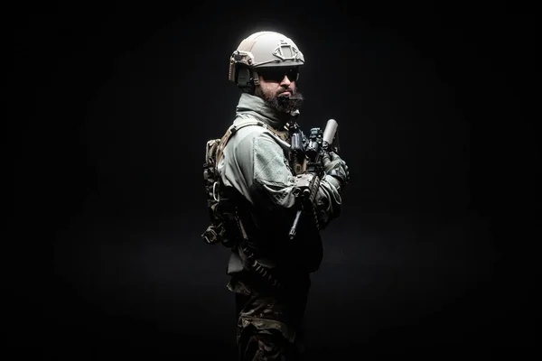 身穿军服 拿着武器站在漆黑的黑色背景下的美国士兵 精锐部队 美国特种部队 — 图库照片