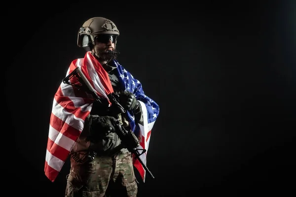 Soldado Estadounidense Uniforme Militar Con Arma Sostiene Bandera Sobre Fondo —  Fotos de Stock