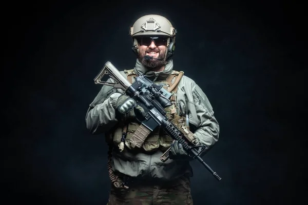 Soldado Equipamento Militar Com Rifle Sorri Noite Comando Uniforme Contra — Fotografia de Stock