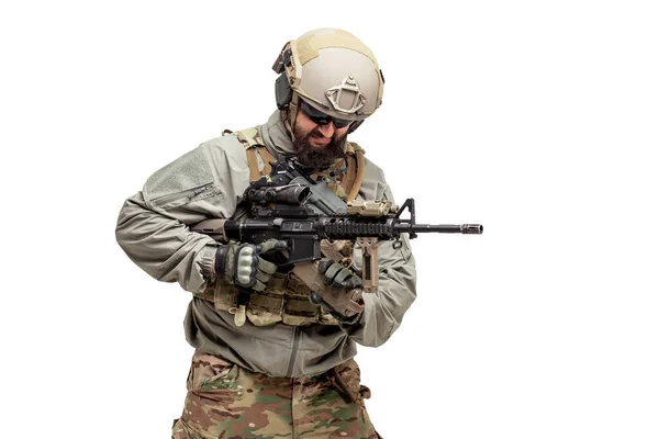 白い隔離された背景にライフルを持つ軍事装備のアメリカの兵士は 武器を再ロードし 行動を均一に指揮する — ストック写真