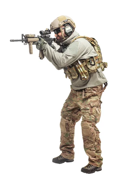 白い孤立した背景にライフル攻撃を持つ軍事装備のアメリカの兵士 制服を着た武器を持つ指揮官 行動を起こすレンジャー — ストック写真