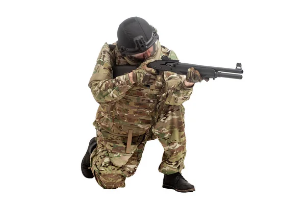 Militärkommando Uniform Mit Schrotflinte Greift Und Zielt Auf Weißen Hintergrund — Stockfoto