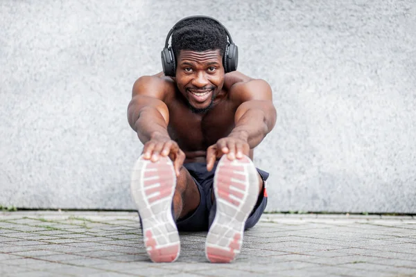 Africký Americký Sportovec Dělá Zahřívání Venku Zdi Usmívá Atletický Chlap — Stock fotografie
