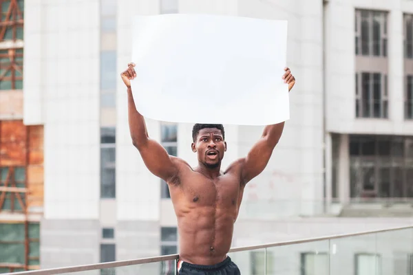 Afro Americano Manifestante Masculino Mantém Cartaz Branco Gritos Contra Pano — Fotografia de Stock