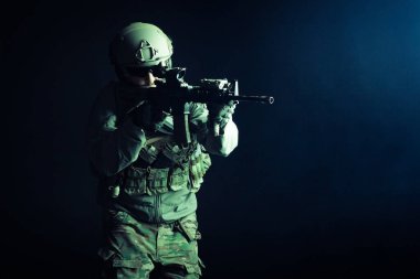 Özel kuvvetler saldırıyor, üniformalı asker görev başında, Amerikan komandosu silahlı, hava yumuşaklığı var.