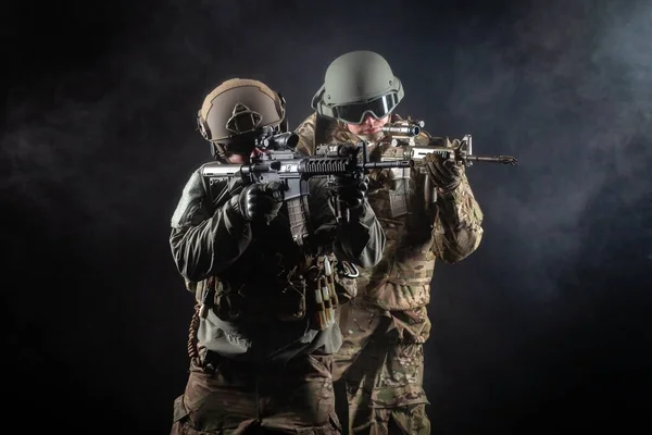 Dois Soldados Uniforme Militar Com Armas Uma Operação Especial Noite — Fotografia de Stock